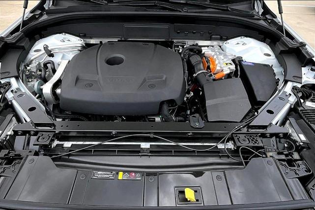 Photo of 2025 Crystal White Metallic Volvo XC60 Plug-In Hybrid