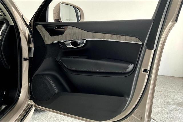 Photo of 2023 Bright Volvo XC90