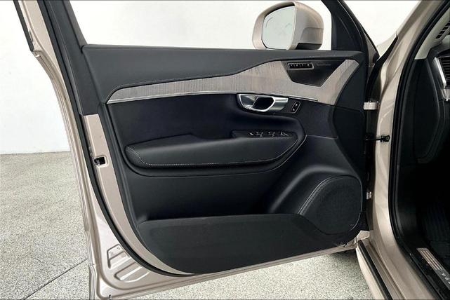 Photo of 2023 Bright Volvo XC90