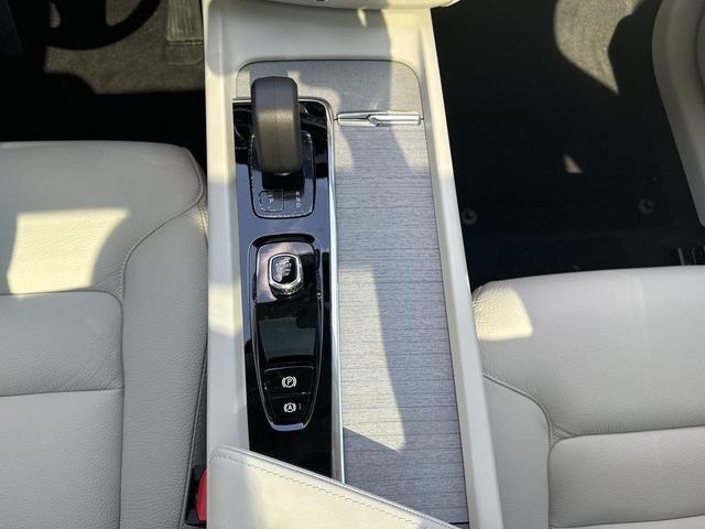 Photo of 2025 Onyx Black Volvo XC60 Plug-In Hybrid