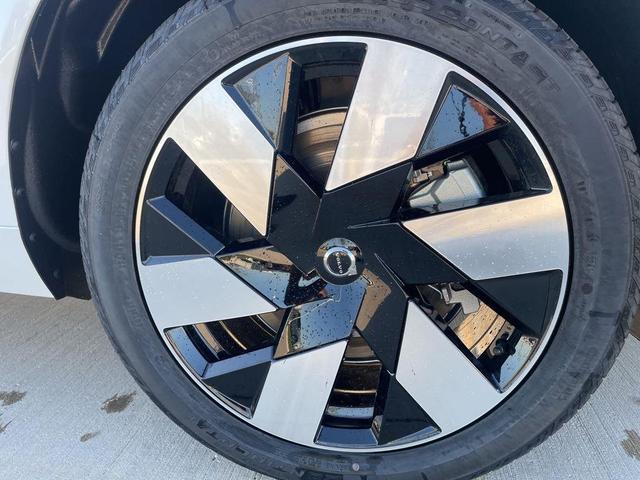 Photo of 2025 Crystal White Volvo XC60 Plug-In Hybrid