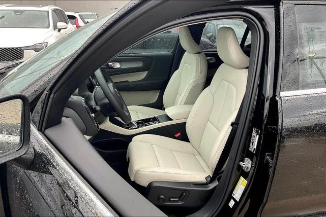 Photo of 2025 Onyx Black Metallic Volvo XC40