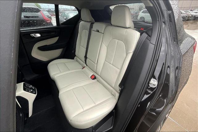 Photo of 2025 Onyx Black Metallic Volvo XC40