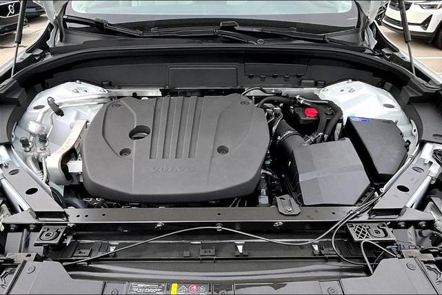 Photo of 2025 Crystal White Metallic Volvo XC60