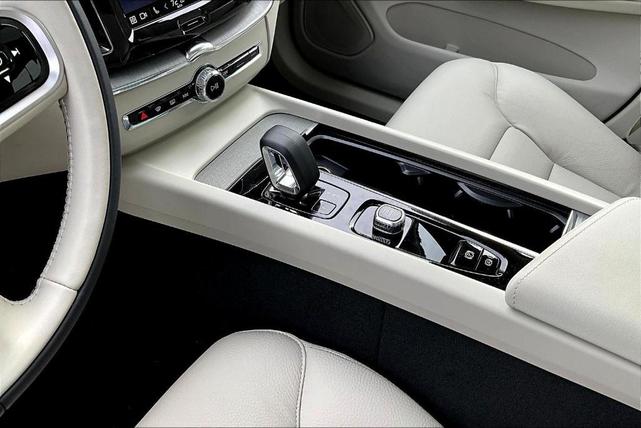 Photo of 2025 Crystal White Metallic Volvo XC60