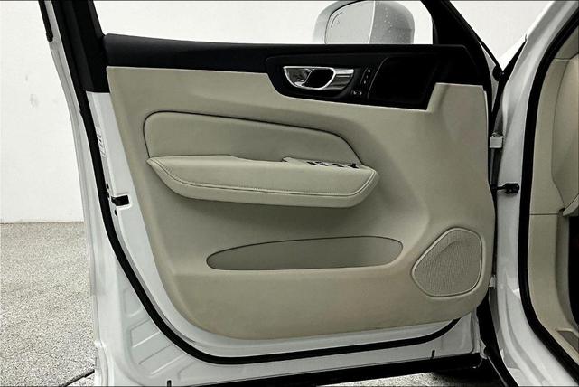 Photo of 2022 Crystal White Metallic Volvo XC60