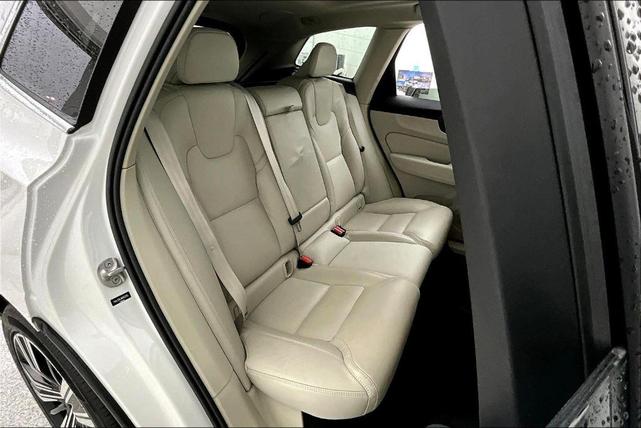 Photo of 2022 Crystal White Metallic Volvo XC60