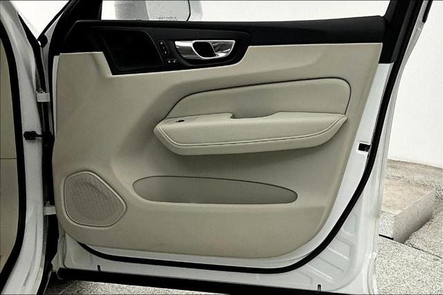 Photo of 2022 Crystal White Metallic Volvo XC60