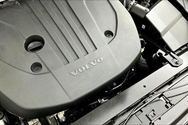 Photo of 2022 Crystal White Metallic Volvo XC60