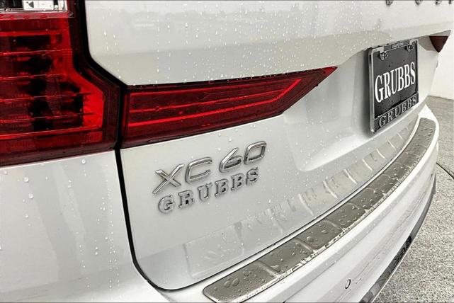 Photo of 2022 Crystal White Metallic Volvo XC60