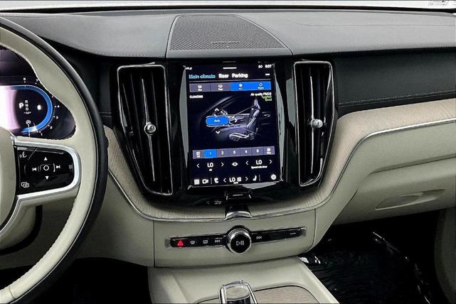 Photo of 2022 Crystal White Metallic Volvo XC60
