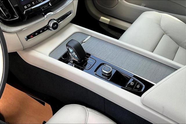 Photo of 2025 Crystal White Metallic Volvo XC60