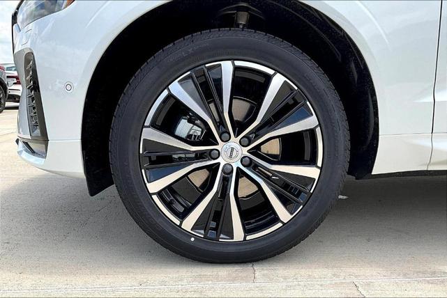 Photo of 2025 Crystal White Metallic Volvo XC60