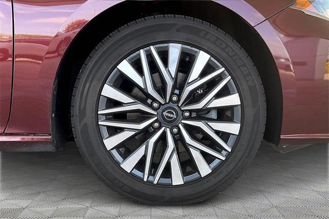 Photo of 2023 Garnet Pearl Nissan Altima
