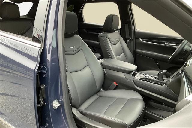 Photo of 2025 Midnight Black Cadillac XT5