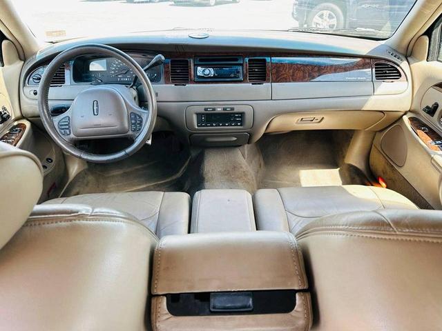 Photo of 1999 White Lincoln Town Car