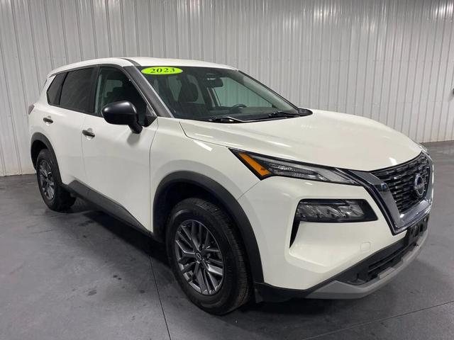 Photo of 2023 Glacier White Nissan Rogue