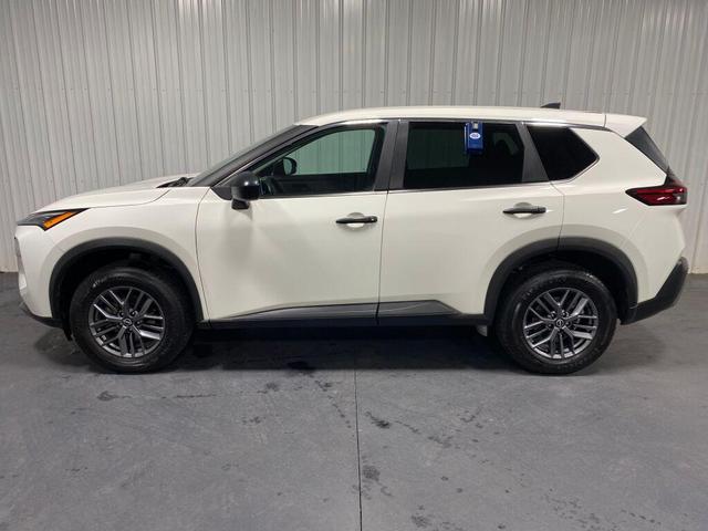 Photo of 2023 Glacier White Nissan Rogue