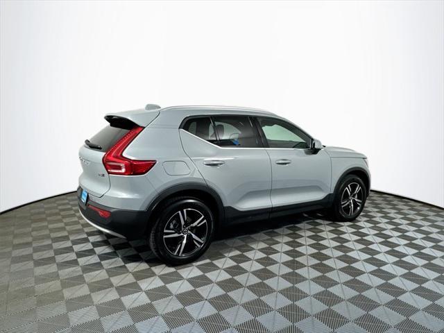 Photo of 2025 Gray Volvo XC40