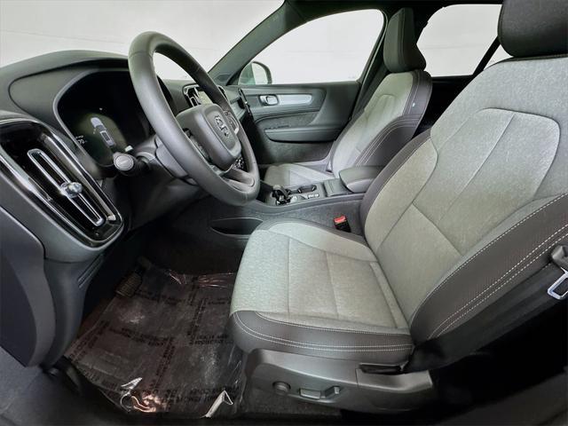 Photo of 2025 Gray Volvo XC40