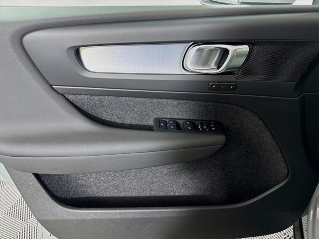 Photo of 2025 Gray Volvo XC40