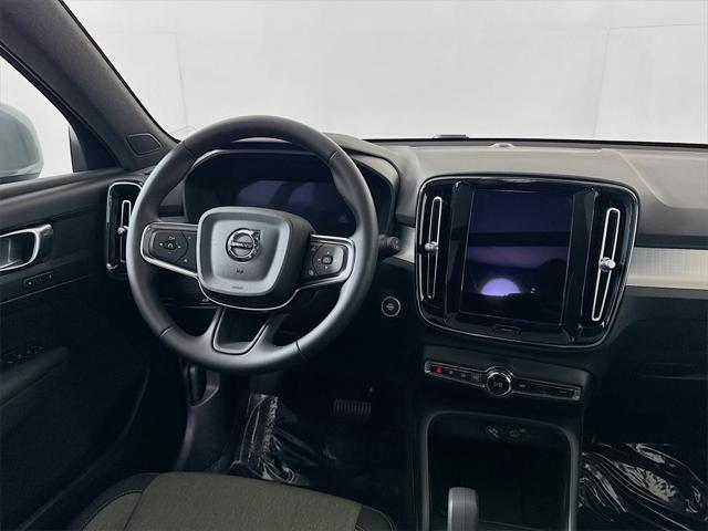 Photo of 2025 Gray Volvo XC40
