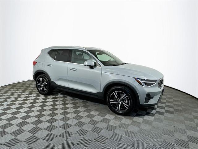Photo of 2025 Gray Volvo XC40