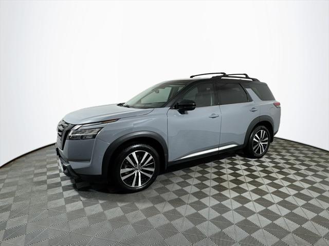 Photo of 2024 Solid Gray/Super Black Nissan Pathfinder