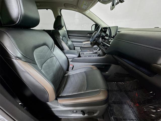 Photo of 2024 Solid Gray/Super Black Nissan Pathfinder