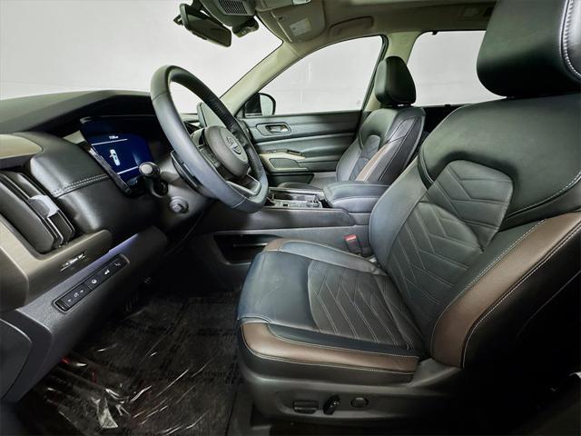 Photo of 2024 Solid Gray/Super Black Nissan Pathfinder