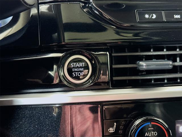 Photo of 2024 Solid Gray/Super Black Nissan Pathfinder