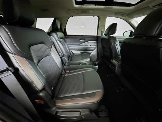 Photo of 2024 Solid Gray/Super Black Nissan Pathfinder