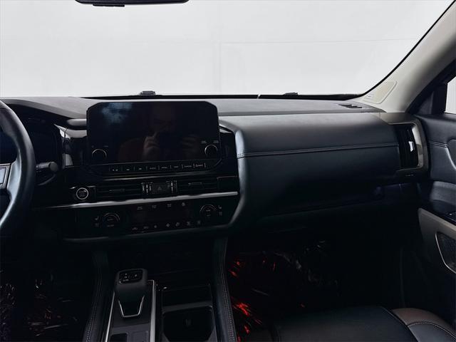 Photo of 2024 Solid Gray/Super Black Nissan Pathfinder