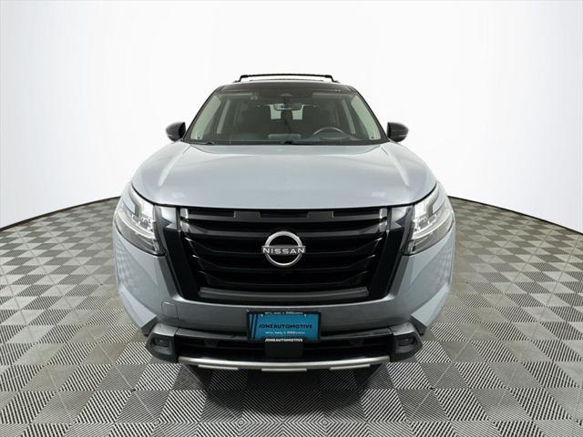Photo of 2024 Solid Gray/Super Black Nissan Pathfinder