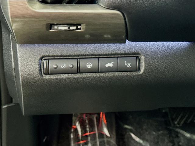 Photo of 2024 Solid Gray/Super Black Nissan Pathfinder
