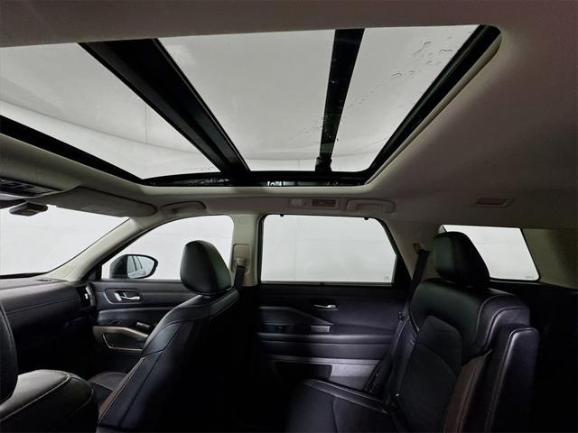 Photo of 2024 Solid Gray/Super Black Nissan Pathfinder