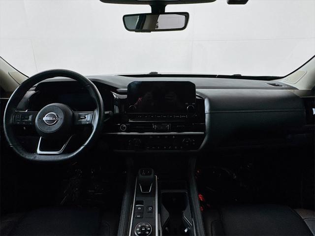 Photo of 2024 Solid Gray/Super Black Nissan Pathfinder