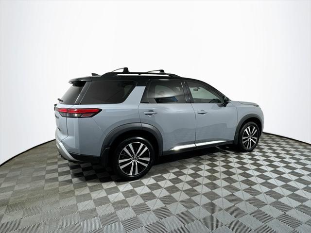 Photo of 2024 Solid Gray/Super Black Nissan Pathfinder