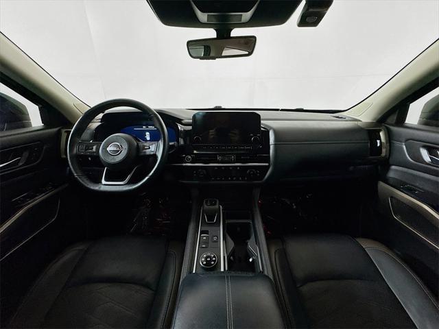 Photo of 2024 Solid Gray/Super Black Nissan Pathfinder