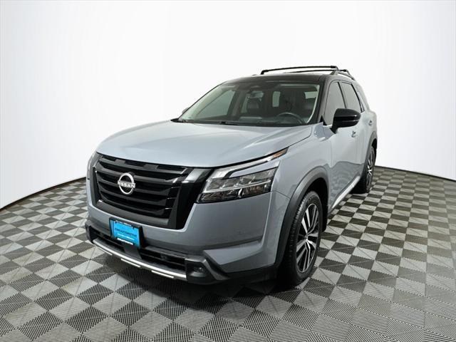 Photo of 2024 Solid Gray/Super Black Nissan Pathfinder