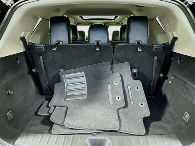 Photo of 2024 Solid Gray/Super Black Nissan Pathfinder