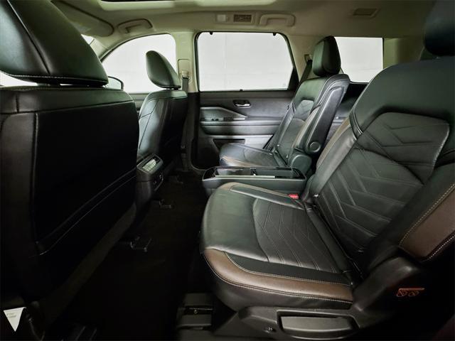 Photo of 2024 Solid Gray/Super Black Nissan Pathfinder