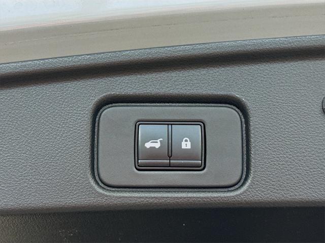 Photo of 2024 Solid Gray/Super Black Nissan Pathfinder