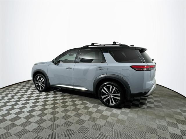 Photo of 2024 Solid Gray/Super Black Nissan Pathfinder