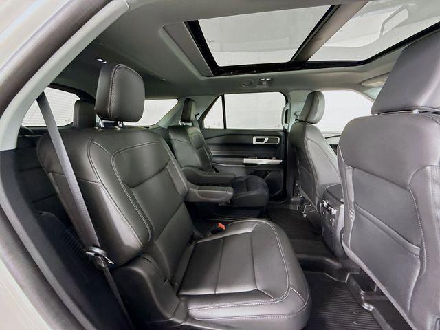 Photo of 2022 White Metallic Ford Explorer