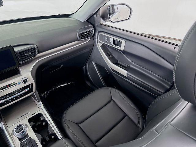 Photo of 2022 White Metallic Ford Explorer