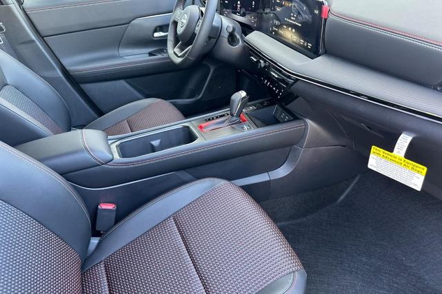 Photo of 2025 Super Black Nissan Kicks