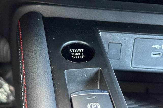 Photo of 2025 Super Black Nissan Kicks