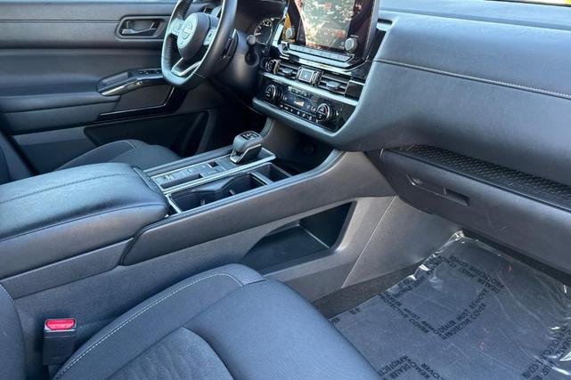 Photo of 2024 Deep Ocean Blue Nissan Pathfinder