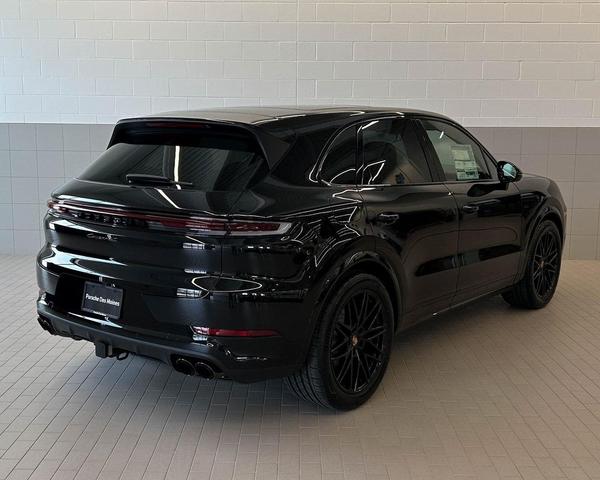 Photo of 2025 Chromite Black Metallic Porsche Cayenne
